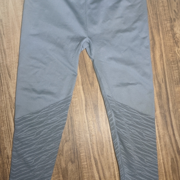 Fabletics high-waisted seamless leggings in grey zebra size Large - Picture 6 of 7
